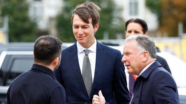 Ukraines præsident, Volodymyr Zelenskyj, modtog de amerikanske udsendinge Jared Kushner og Steve Witkoff i Ukraines hovedstad, Kyiv, søndag eftermiddag.