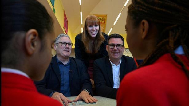 Den britiske premierminister, Keir Starmer (tv.), ved et skolebesøg med to af sine mulige rivaler, den tidl. vicepremierminister Angela Rayner (midt) og borgmesteren i Manchester, Andy Burnham (th.). 