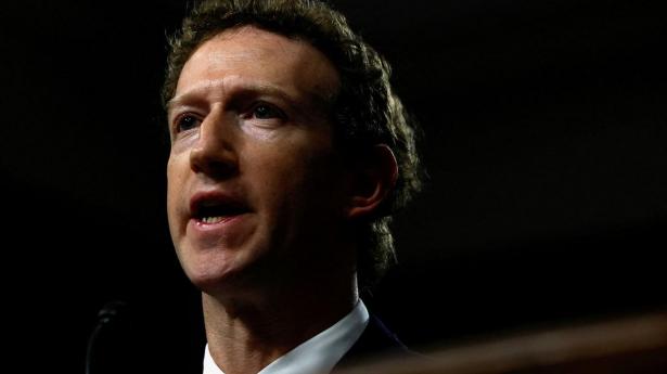 Meta-chefen Mark Zuckerberg, som blandt andet ejer Facebook og Instagram, skal onsdag afgive vidneforklaring i en retssag om afhængighed af sociale medier. En 20-årig kvinde har taget kampen op mod Google og Meta. 