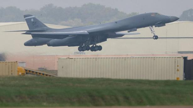 Kilder: USA fjerner bombefly fra britisk base efter mistænkelig hændelse