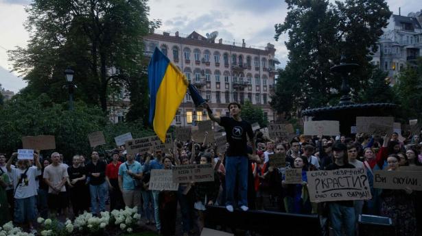 Demonstranter i Ukraines hovedstad, Kyiv, opfordrer landets præsident til at nedlægge veto mod en lov, der reducerer selvstændigheden for to antikorruptionsagenturer.