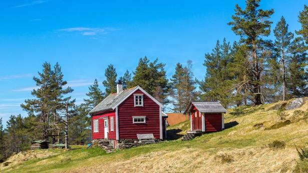 Vandskader er historisk set den hyppigste skadesårsag i norske hytter, men i år er det i særdeleshed frostskader og sprængte vandrør, der præger billedet.