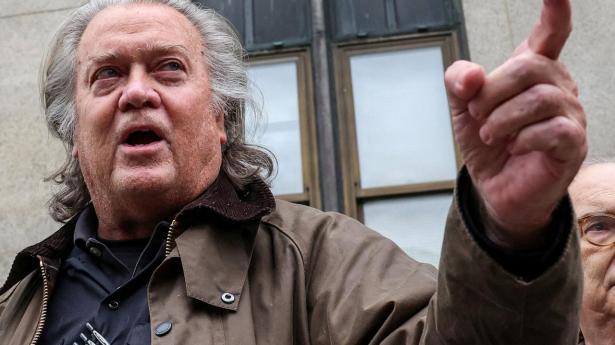 Tidligere Trump-rådgiver Steve Bannon ses efter retsmøde i New York sidste år. Hans advokat siger om afgørelse mandag, at en uretfærdig dom er blevet ophævet.