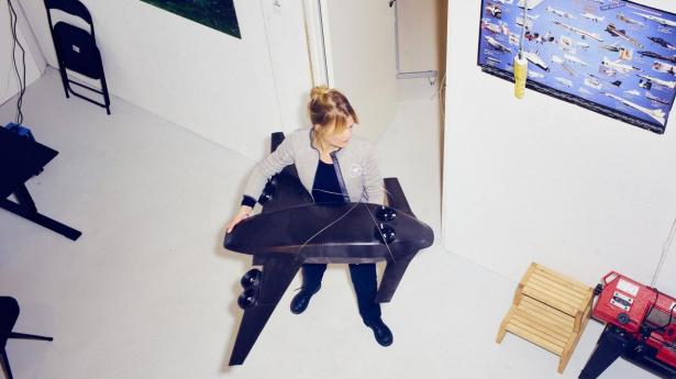 Jasmina Pless er kommerciel direktør i det danske drone-startup Acodyne. På virksomhedens lager findes en prototype af dronen i en mere håndterbar størrelse.