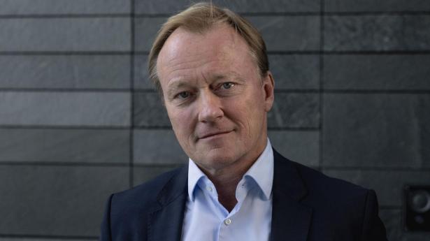 “Inden for udstyrssalg er vi nu tilbage med positiv vækst, både i ordreindgangen og også i vores omsætning. Så det begynder at lysne,” siger finansdirektøren i FLS Roland M. Andersen.