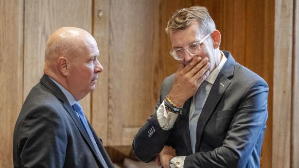 Søren Gade (t.v.) og Troels Lund Poulsen (t.h.) i Folketingssalen forud for vedtagelsen af kvælstofloven torsdag. Her stemte Gade imod partilinjen.