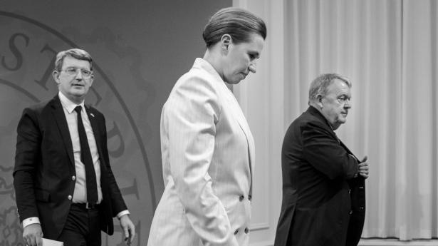 Statsminister Mette Frederiksen (S), forsvarsminister Troels Lund Poulsen (V) og udenrigsminister Lars Løkke Rasmussen (M) står bag den nuværende regering. Efter valgdagen tirsdag vil det stå det klart, hvordan mandaterne og magten fordeler sig i Folketinget.