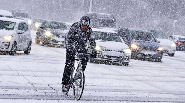 Der er risiko for glatte veje mandag morgen, hvor snestorm ventes at ramme store dele af landet.