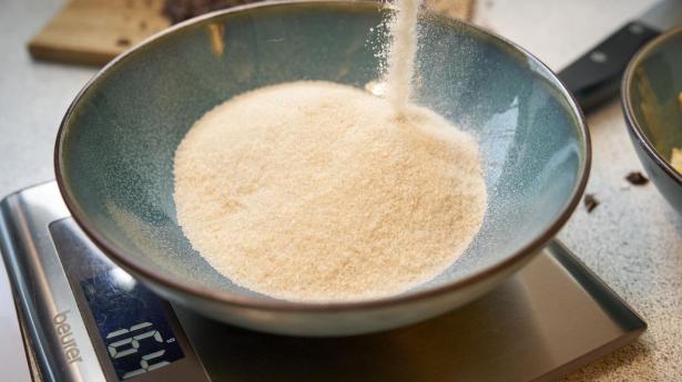 Når sukkerproduktionen stopper på Nakskov Sukkerfabrik bliver lokalerne omdannet til pakkeri for produktionen i Nykøbing Falster.