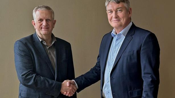 Aftalen der nu er godkendt, er indgået mellem Jesper Kristian Jacobsen fra Aarsleff (t.v.) og adm. direktør Michael S. Larsen fra CG Jensen
