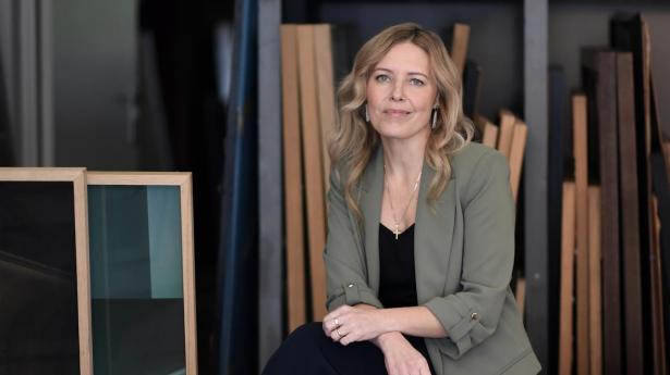 Tanya Lindkvist, direktør i Kunst På Arbejde, ser kunstmøder som et ledelsesgreb til at fastholde talenter på barsel – kunsten kan ifølge hende skabe tilknytning i en periode, hvor medarbejderen fysisk er fraværende.