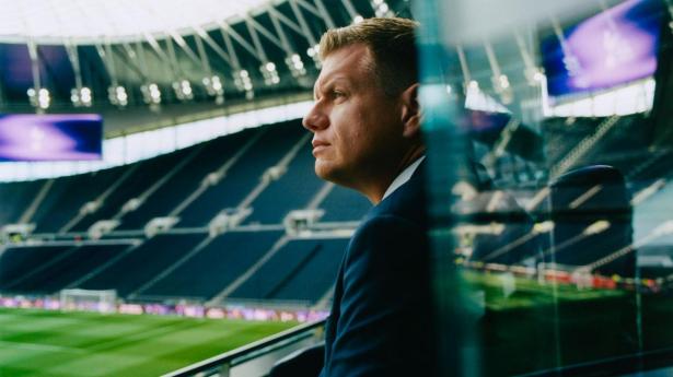 Hans første løn var en træningsdragt. I dag er Johan Lange fodboldens mest magtfulde dansker