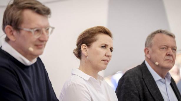 Statsminister Mette Frederiksen (S), udenrigsminister Lars Løkke Rasmussen (M) og forsvarsminister Troels Lund Poulsen (V) har i dag holdt sammen på SVM-regeringen i tre år. 