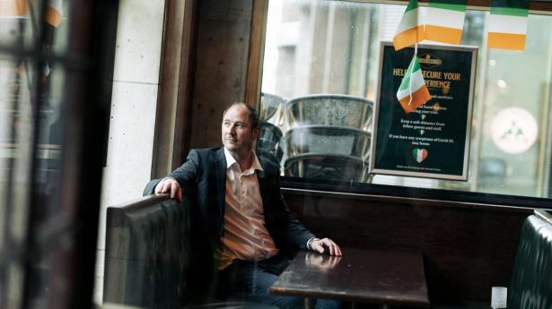 Medstifter og tidligere adm. direktør i Old Irish Pub Peder Blak overlod posten til sin bror, Kristian Blak, i august sidste år. Nu er de begge trådt helt ud af selskabets direktion.