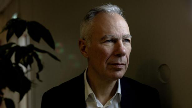 Ifølge John Henriksen, adm. direktør hos TDC Erhverv, er det i stigende grad de små og mellemstore virksomheder uden overvågning, stærke adgangskoder eller backuprutiner, der er attraktive som angrebsveje ind til de større virksomheder.