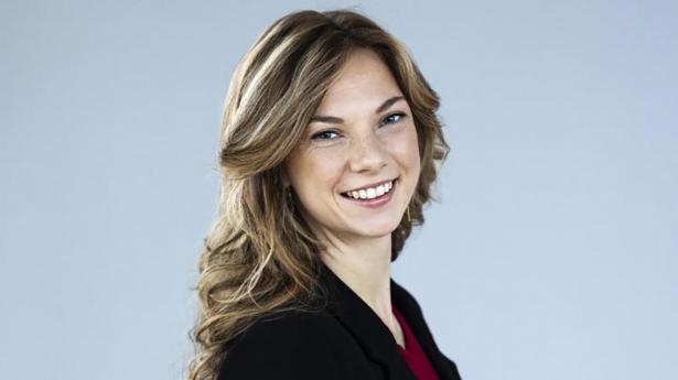 Nina Christine Schwarz er økonom og uddannelses- og teknologipolitisk chefkonsulent hos Lederne. “Hvis vi vil have lige løn, kræver det vedvarende opmærksomhed fra både virksomhederne og politikerne,” siger hun.