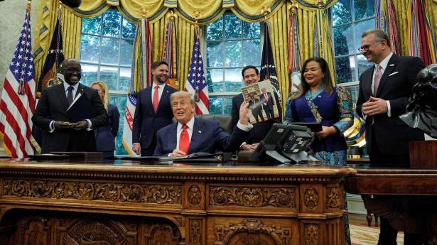 Det Hvide Hus skal torsdag danne ramme om en fredsaftale mellem Rwanda og Den Demokratiske Republik Congo. Her ses Donald Trump med de to landes udenrigsministre. 