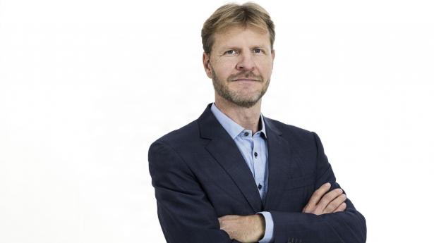 Mange seniorer fortsætter ikke på arbejdsmarkedet p.gr.a. løn og økonomi, men fordi arbejdet giver sociale relationer, identitet og mening – ikke p.gr.a. økonomiske incitamenter, skriver Frederik Imer Pedersen.