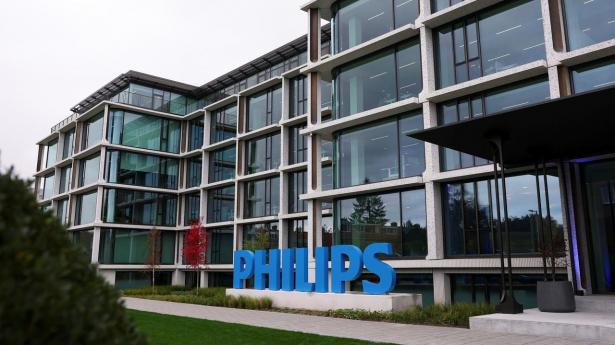 Philips lukker udfordrende år – sendes i vejret på nye udmeldinger