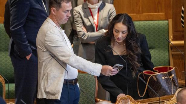 Cecilie Liv Hansen og Jacob Harris blev begge ekskluderet af deres respektive partier kun få dage efter at være blevet valgt til Folketinget.