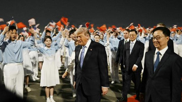 USA's præsident Donald Trump eskorteres af Kinas vicepræsident Han Zheng ved ankomsten til Beijing. Senere mødes han med Kinas præsident Xi Jinping.