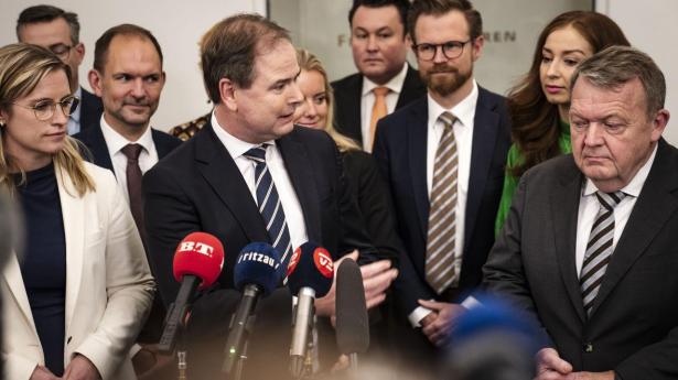 Det bliver økonomiminister Stephanie Lose (V), finansminister Nicolai Wammen (S) og udenrigsminister Lars Løkke Rasmussen (M), der tirsdag præsenterer regeringens nye 2035-plan. 
