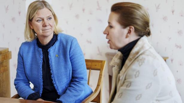 Magdalena Andersson og statsminister Mette Frederiksen (S) under et møde på Marienborg i Kongens Lyngby