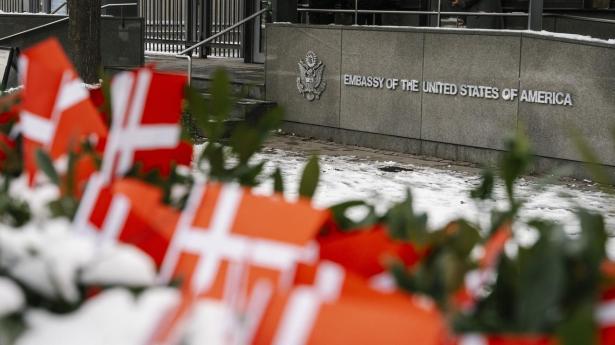 Onsdag stod de 44 danske flag i blomsterkrukker foran den amerikanske ambassade på Østerbro i København, inden de blev fjernet af ambassaden. Flagene blev sat op for at minde USA om de danske soldater, der mistede livet i Afghanistan. 