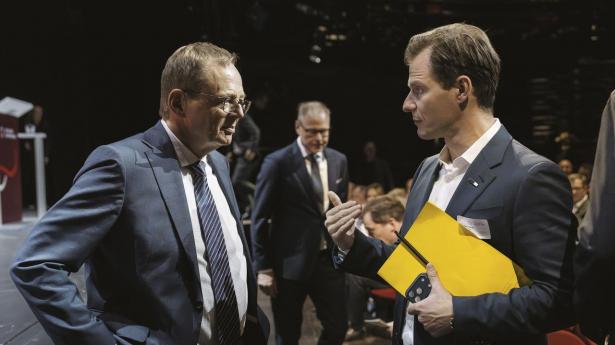 Nationalbankdirektør Christian Kettel Thomsen i samtale med Danske Banks topchef, Carsten Egeriis. I midtens ses  Nykredits topchef, Michael Rasmussen.