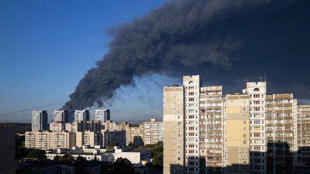 Luftangrebet ved lagerbygningen udløste en brand og flere eksplosioner i forstaden til den ukrainske hovedstad, Kyiv.