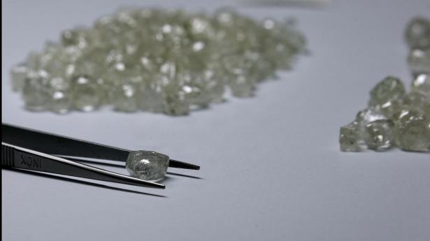 De Beers er en af verdens mest kendte producenter af naturlige diamanter, men producenten er under pres. Det går til gengæld langt bedre for smykkehusene, der forarbejder og designer smykker.