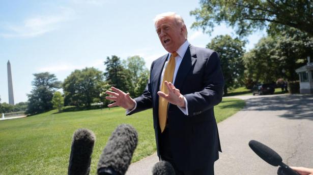 Donald Trump har tidligere sagt, at de forhøjede priser er en "lille pris at betale" for at forhindre Iran i at få atomvåben