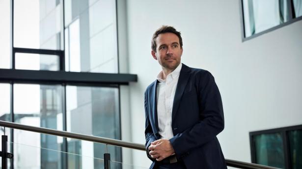 Landedirektør for MSD i Danmark og Island, Søren Granhøj Pedersen, advarer om “dramatiske konsekvenser” for den danske life science-sektor, hvis ikke området prioriteres højere fra politisk hold. Han bakkes op af professor i sundhedsøkonomi, Tove Holm-Larsen.