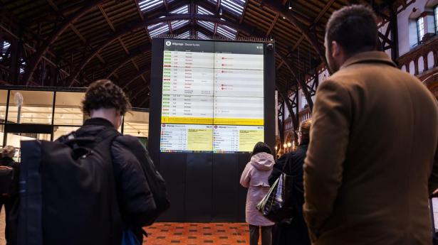 Togkaos på Københavns Hovedbanegård i april efter køreledninger faldt ned. Passagerne blev opfordret til at finde alternativ transport, men der er ingen reelle alternativer på grund af manglende konkurrence.