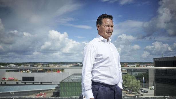 Saxo Bank halverer overskuddet