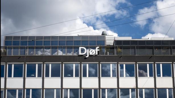 En kvindelig chef i en privat virksomhed tjener næsten 100.000 kroner mindre i gennemsnit om året end en mandlig chef i samme slags job. For almindelige ansatte er forskellen 55.000 kroner om året, viser en analyse fra Djøf.