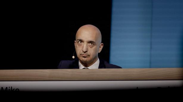 Mike Doustdar, adm. direktør i Novo Nordisk, har med en analytikers ord “smidt fløjlshandskerne” over for Eli Lilly.