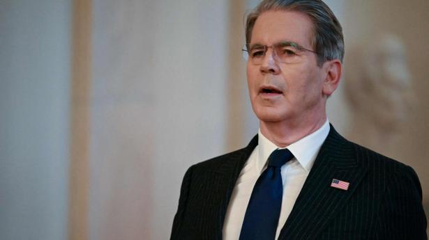 USA's finansminister, Scott Bessent, mener, at stigende oliepriser kun er midlertidige. USA har givet en 30-dagens tilladelse til at købe russisk olie, der er strandet i tankskibe på havet. 