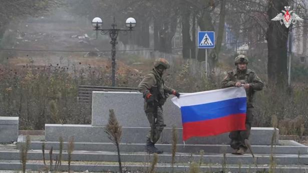 Ruslands regering har delt en video, som viser russiske soldater placere et russisk flag i den ukrainske by Pokrovsk.
