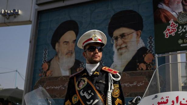 Iran tager afsked med ayatollah fire måneder efter hans død