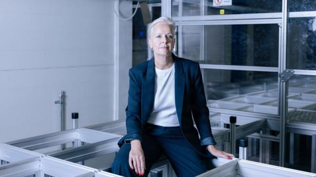 Carl Ras har øget sin kapacitet ved at have “ansat” 35 robotter på sit lager. Ifølge driftsdirektør Julie Haller Baggesen er automatisering blevet et konkurrenceparameter for en grossist som Carl Ras.