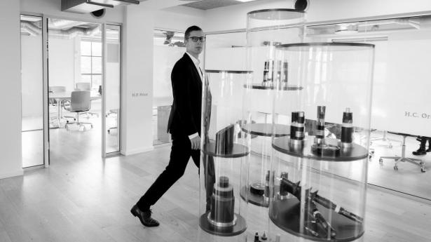 Topchef for kabelproducenten NKT, Claes Westerlind, er bange for, at en for langsom udbygning af elnettet kan betyde, at virksomheder er nødsaget til at flytte væk fra Danmark for at få tilslutning til projekter.