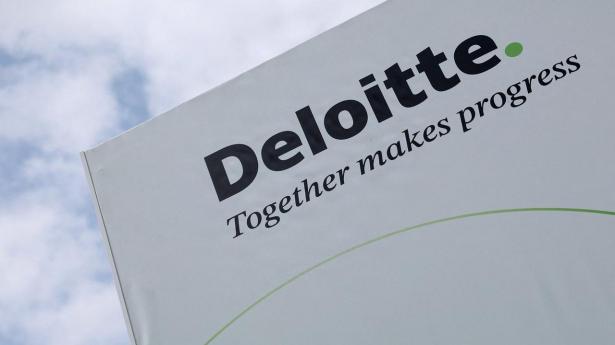 Deloitte er et af verdens store konsulent- og revisionshuse, der i øjeblikket ser ud til at være presset. Det sker, da kunderne forlanger lavere priser, efter AI’s indtræden i mange af kundevirksomhederne.