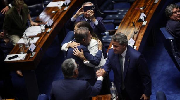 Brasilianske senatorer omfavner hinanden efter afstemning om et lovforslag, der kan give ekspræsidenten Jair Bolsonaro en tidlig prøveløsladelse og strafnedsættelser til personer dømt for deres rolle i optøjerne i januar 2023.