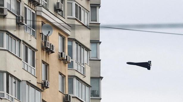 En russisk Geran 2 kamikazedrone angriber bygning i Kyiv. De fjernstyrede droner jagter civile i det, som russerne kalder “human safari”. I dag er udfordringen, at det er langsomt og dyrt at udvikle et skjold mod nye typer våben, mens det er billigere og hurtigere at udvikle de nye våbentyper.
