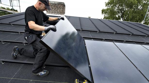 Solceller på tagene i kombination med installation af batterier er en perfekt, lokal energiproducerende og energilagrende løsning, skriver Jørgen Andersen.