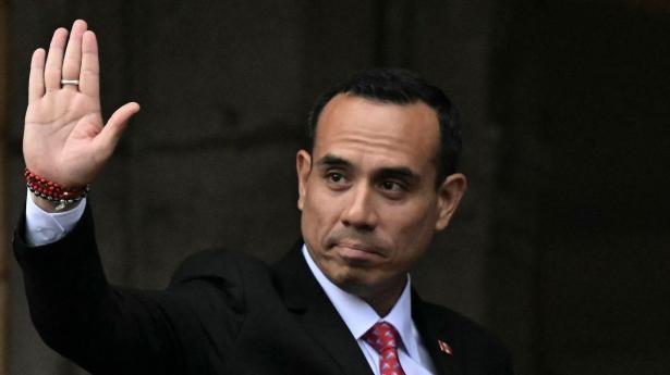 Den nu afsatte præsident Jose Jeri mødte sine politiske støtter i Perus hovedstad, Lima, dagen før mistillidsafstemningen i parlamentet.