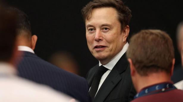 Milliardæren Elon Musk er ifølge Reuters nævnt i dokumenter relateret til sagen om Jeffrey Epstein. Angiveligt skulle et besøg på Epsteins ø have været planlagt, men Musk selv siger, at historien er falsk. 