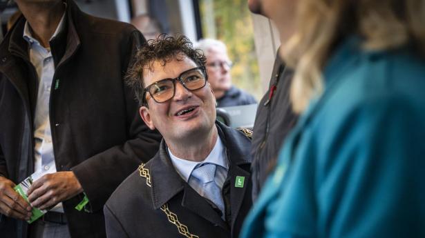 Henrik Rasmussen, K-borgmester i Vallensbæk Kommune, tjener over en halv mio. kr. ved siden af borgmesterlønnen på såkaldte “ben”.