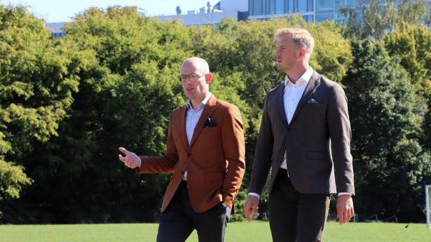 Det er let nok at lave AI. Men det er først når teknologien kombineres med dyb branche- og dataforståelse, at der opstår magi, siger Frederik Sørensen (th) og Christian Bjerrekær fra BASE life science.